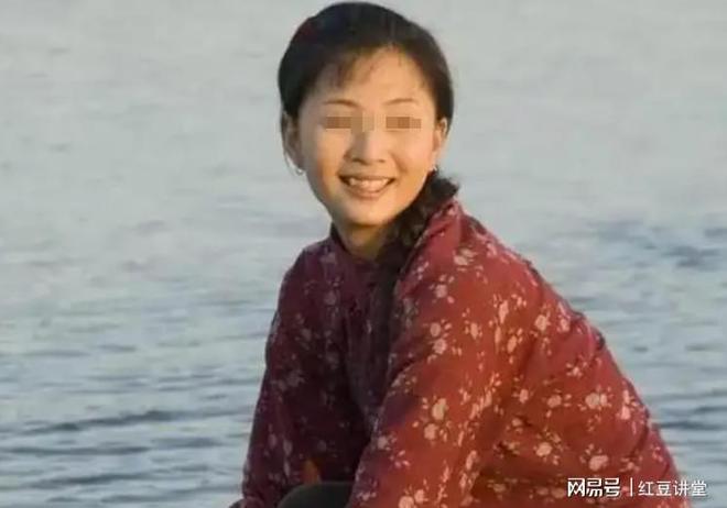 故事：村花帮情人搬家仅仅因为1句玩笑话情人愤怒杀害一家三口(图1)