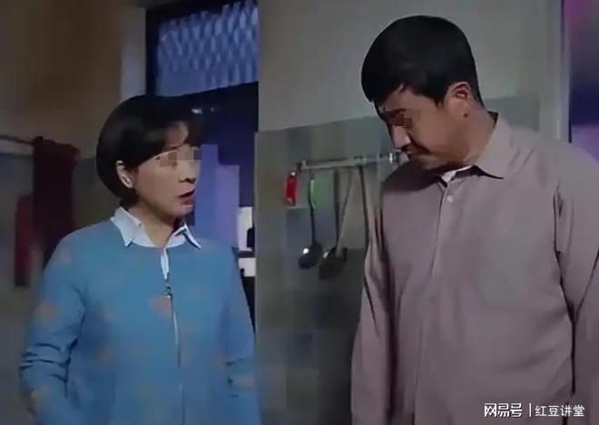 故事：村花帮情人搬家仅仅因为1句玩笑话情人愤怒杀害一家三口(图2)