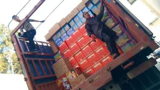 暗访｜快递违规收寄“你真要下单就不能说是烟花”(图3)