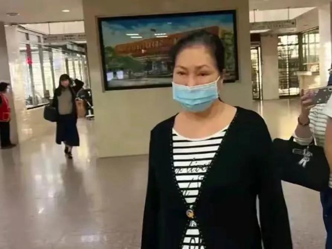 笑喷！男子举牌感谢汪小菲推动当地法律修改再婚不能拿赡养费(图2)