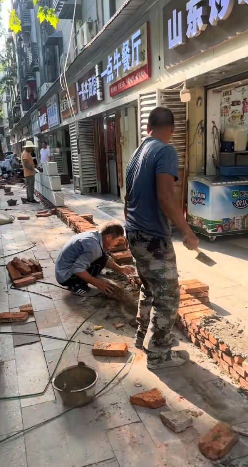武汉一商户爆料沿街门店突然被封？回应：不属实系城市更新项目征迁打围此前已公示(图1)