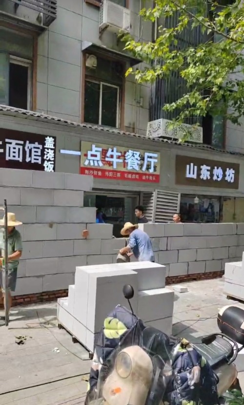 武汉一商户爆料沿街门店突然被封？回应：不属实系城市更新项目征迁打围此前已公示(图2)