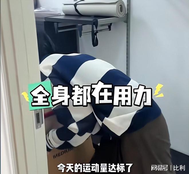 李亚鹏一家五口挤百平小屋娇妻带娃搬家3岁女儿举动太戳心(图3)