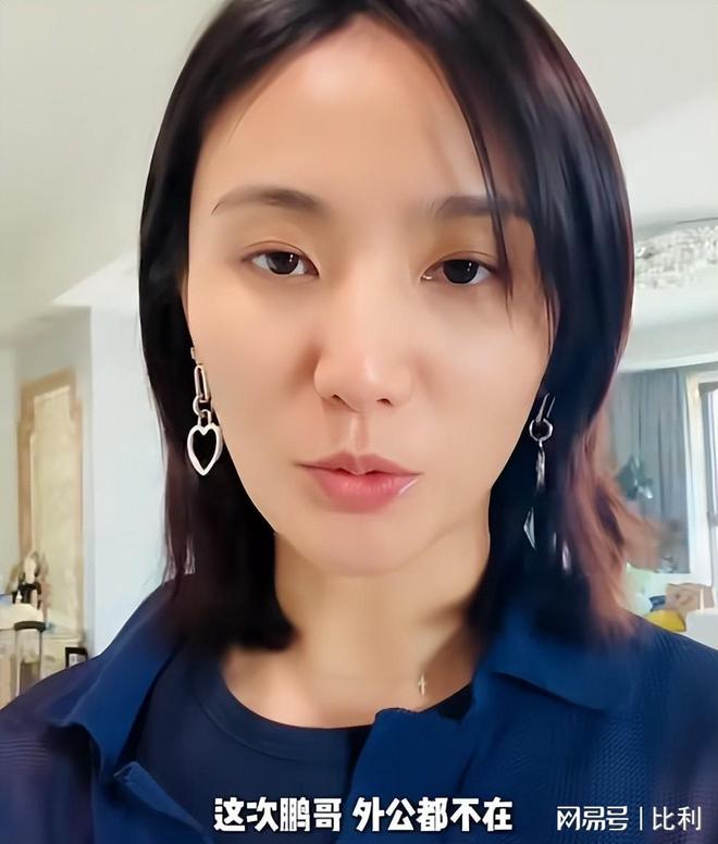 李亚鹏一家五口挤百平小屋娇妻带娃搬家3岁女儿举动太戳心(图1)