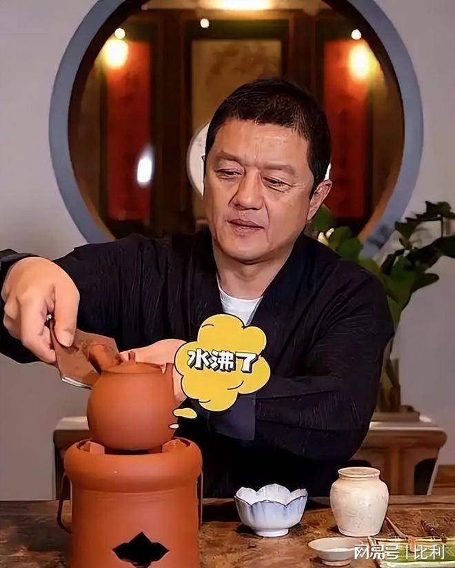 李亚鹏一家五口挤百平小屋娇妻带娃搬家3岁女儿举动太戳心(图4)